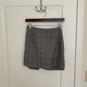 Cute plaid miniskirt with back bow detailing